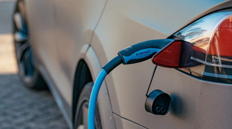 Jak bezpiecznie ładować auta elektryczne?